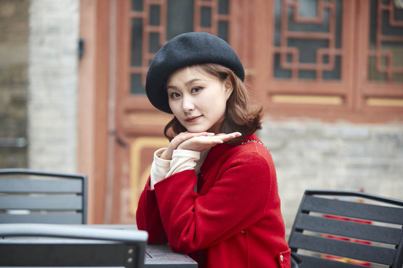 雪后在老街古巷游玩的美丽亚洲少女