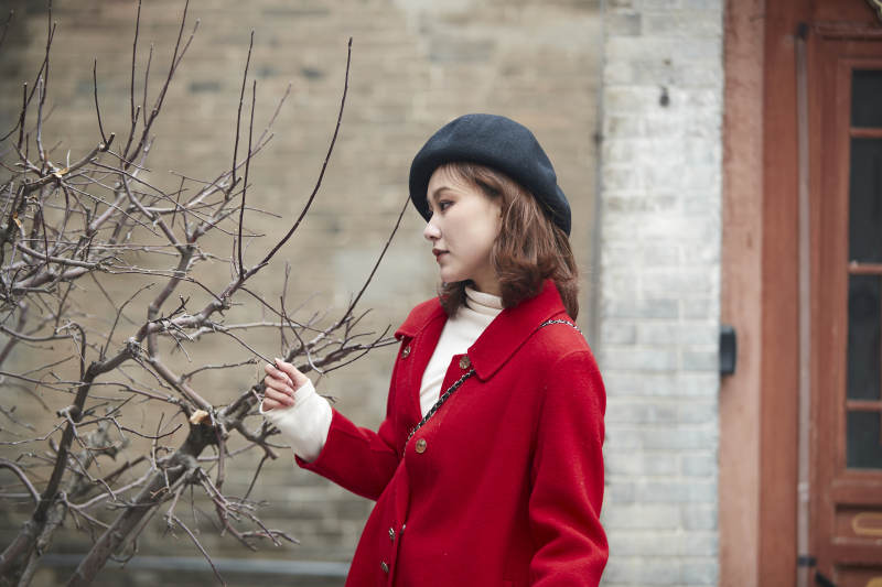 雪后在老街古巷游玩的美丽亚洲少女