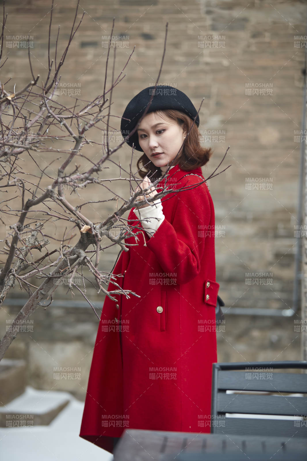 雪后在老街古巷游玩的美丽亚洲少女