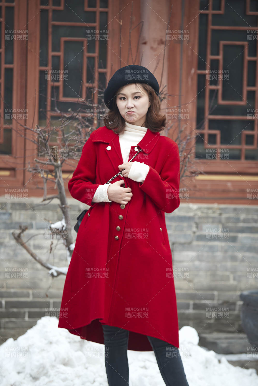 雪后在老街古巷游玩的美麗亞洲少女