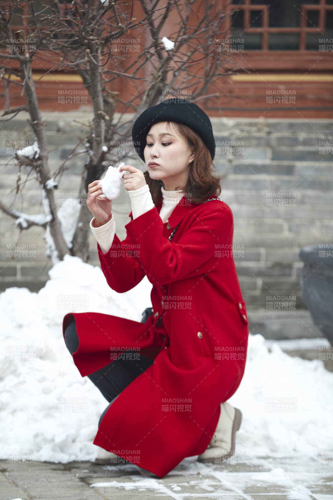 雪后在老街古巷游玩的美麗亞洲少女