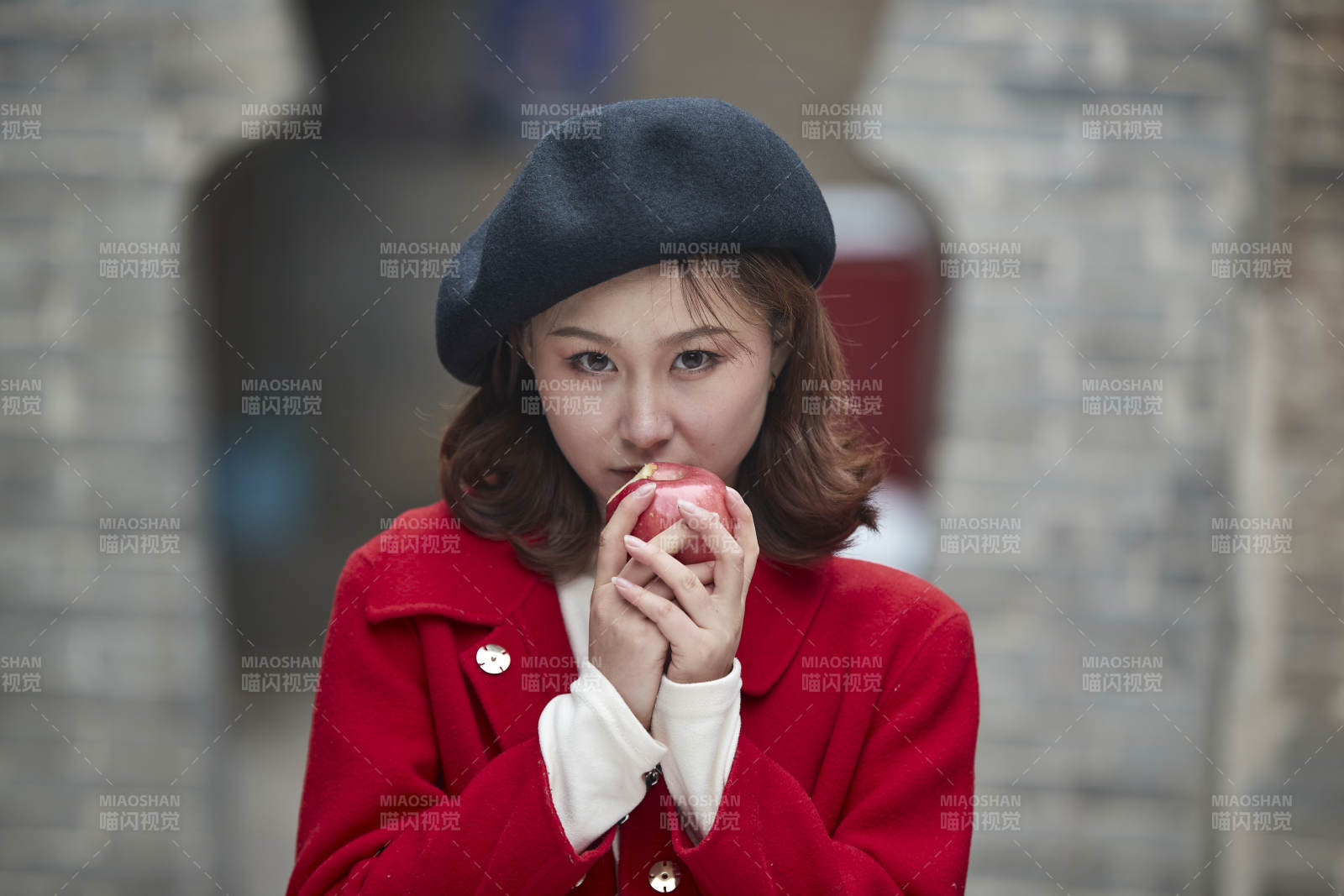 雪后在老街古巷游玩的美麗亞洲少女