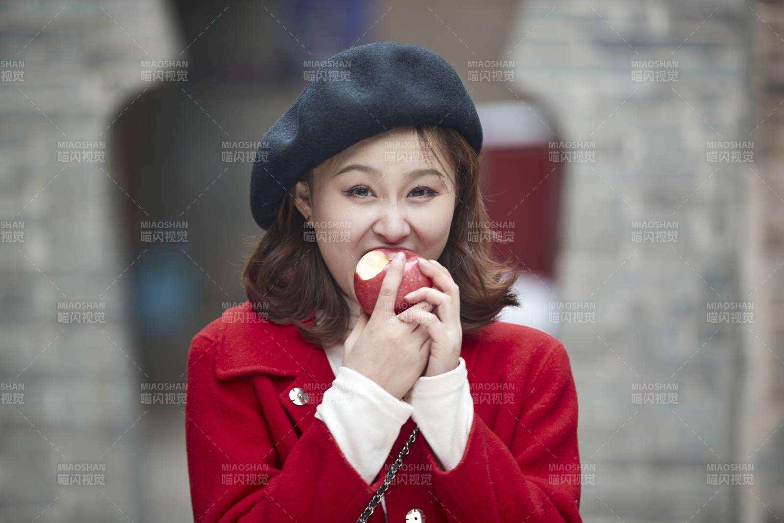雪后在老街古巷游玩的美丽亚洲少女