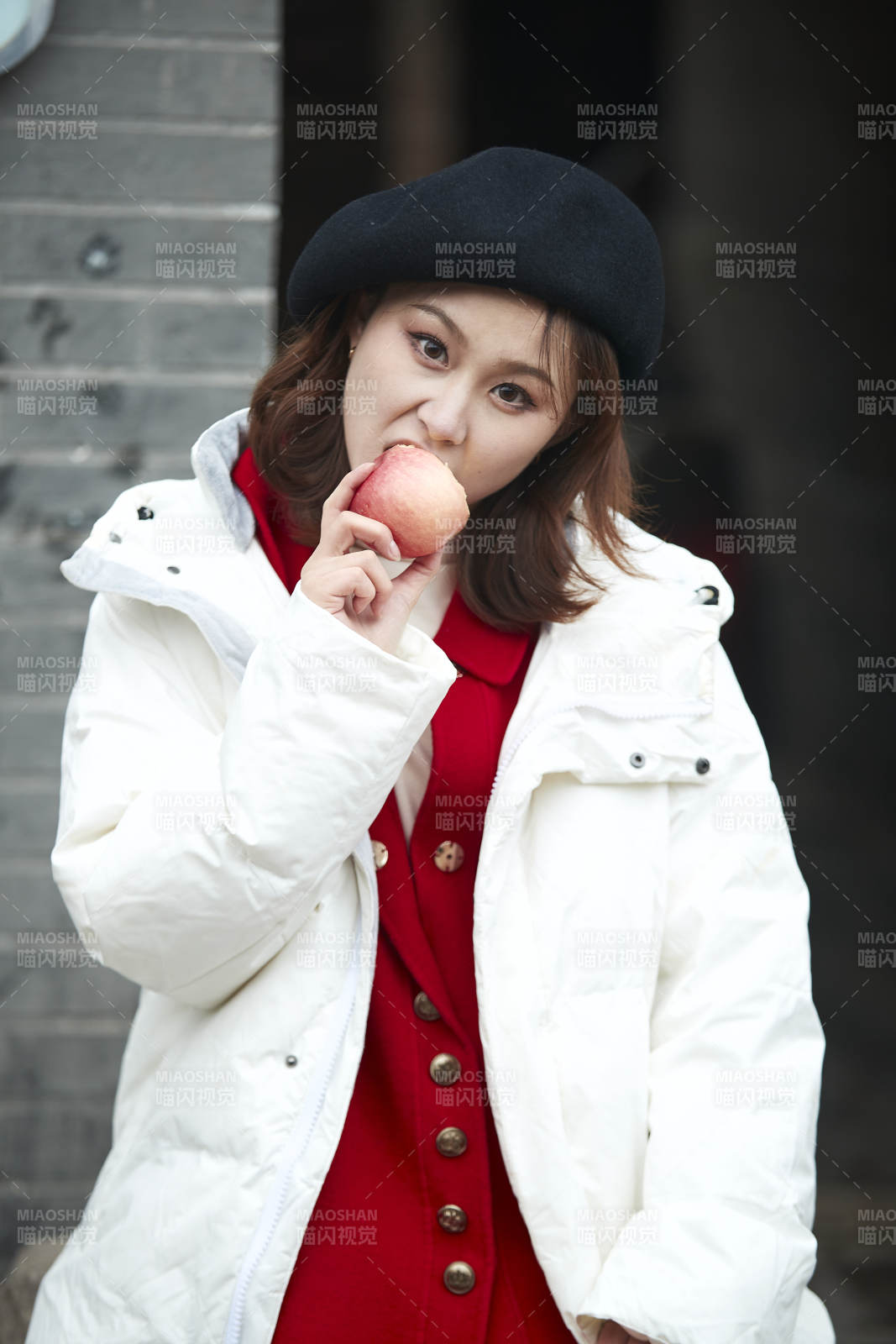 雪后在老街古巷游玩的美麗亞洲少女