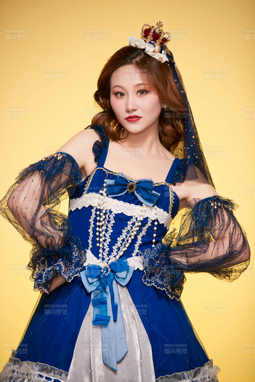 黃色背景下穿著歐式宮廷晚裝慶祝生日的少女
