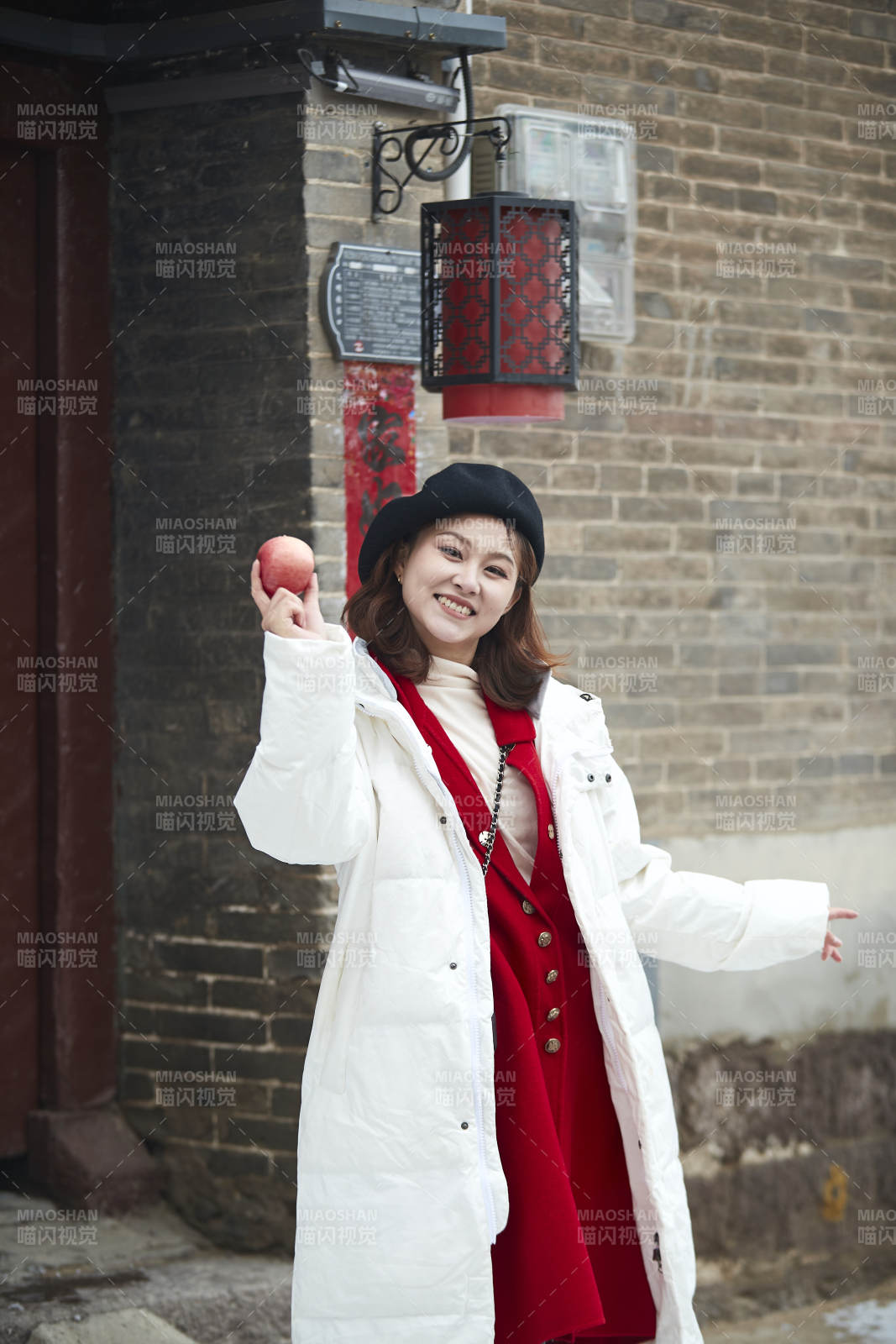 雪后在老街古巷游玩的美丽亚洲少女