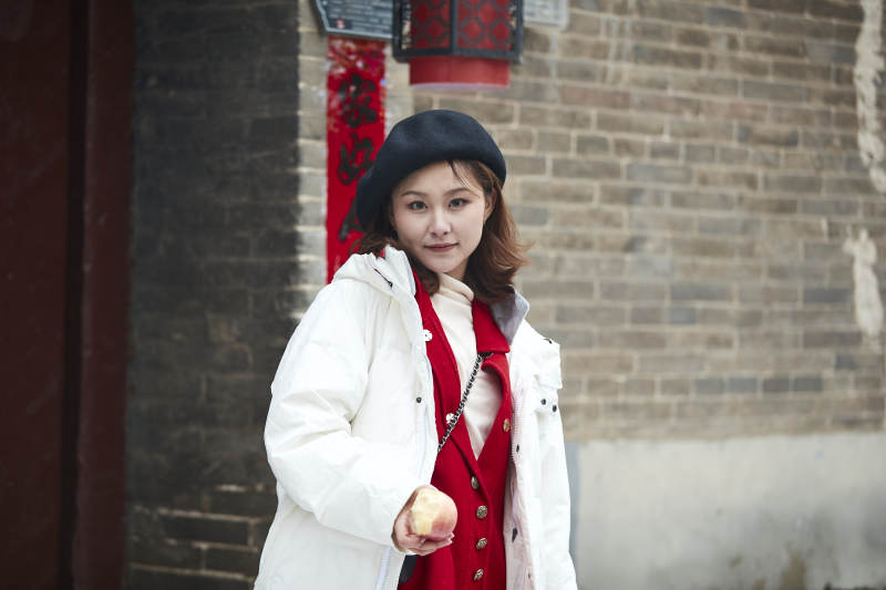 雪后在老街古巷游玩的美丽亚洲少女