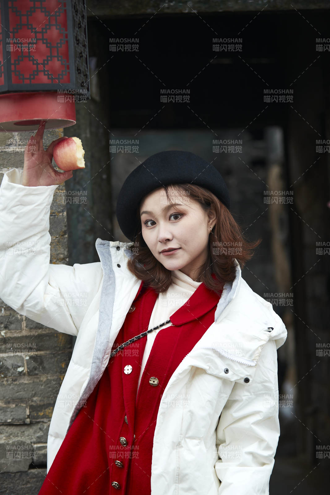 雪后在老街古巷游玩的美丽亚洲少女图片