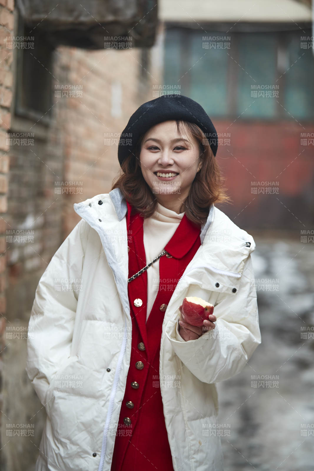 雪后在老街古巷游玩的美丽亚洲少女