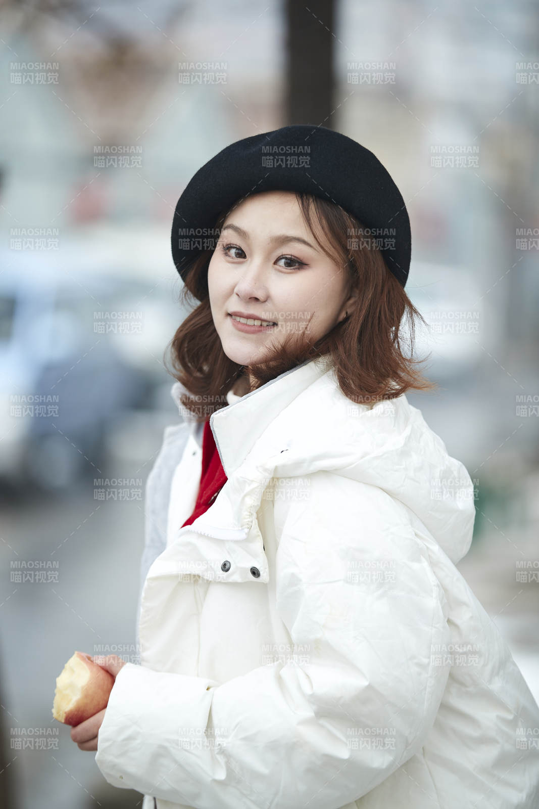 雪后在老街古巷游玩的美丽亚洲少女