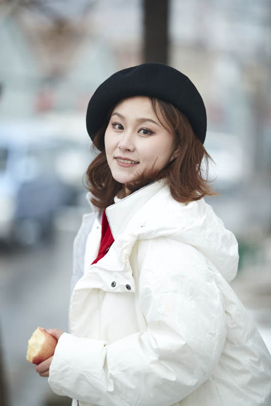 雪后在老街古巷游玩的美丽亚洲少女