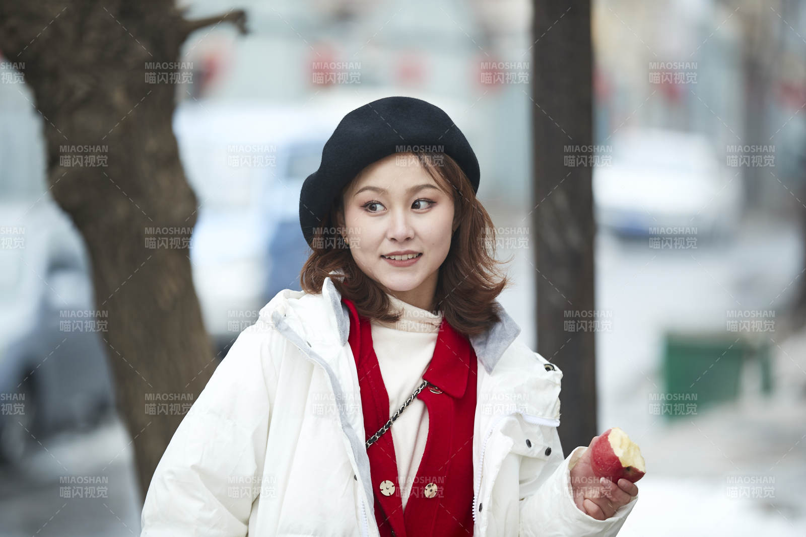 雪后在老街古巷游玩的美麗亞洲少女