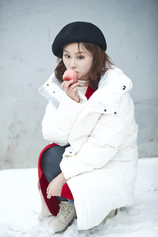 雪后在老街古巷游玩的美丽亚洲少女