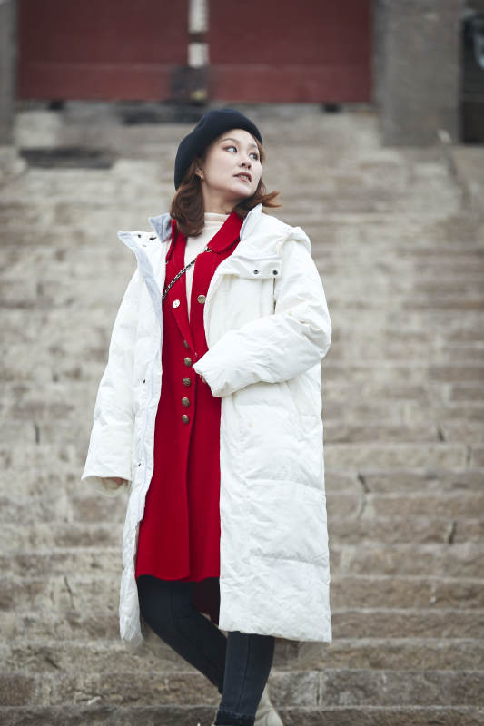 雪后在老街古巷游玩的美丽亚洲少女