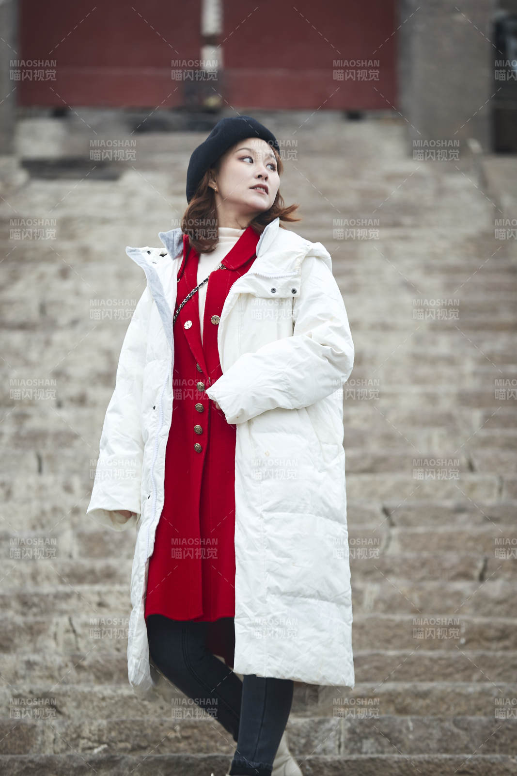 雪后在老街古巷游玩的美丽亚洲少女