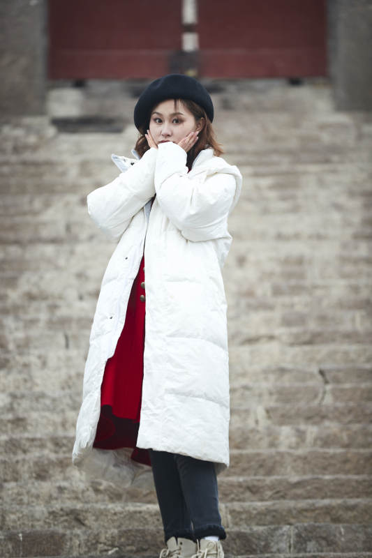 雪后在老街古巷游玩的美丽亚洲少女