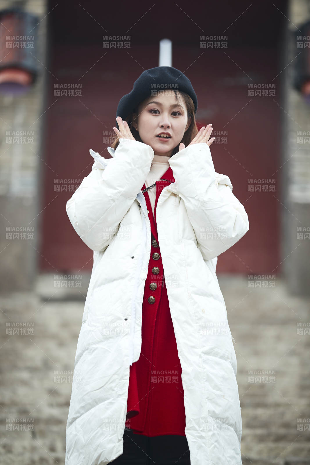 雪后在老街古巷游玩的美麗亞洲少女