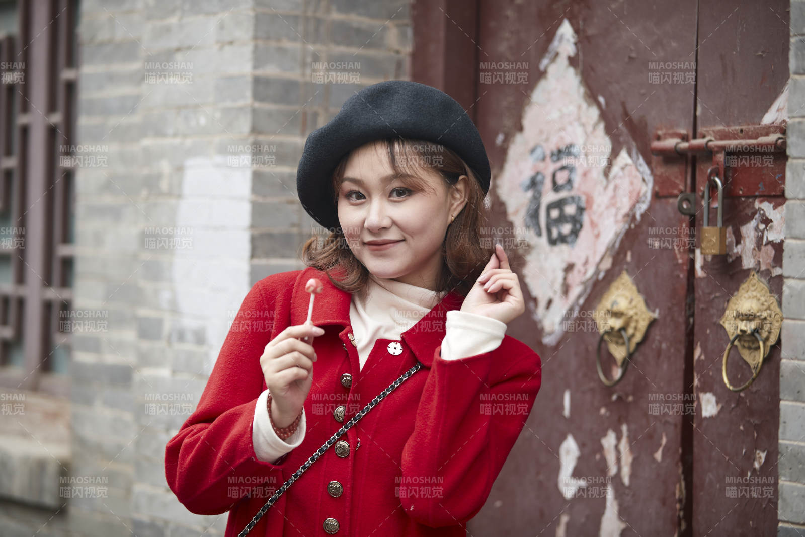 雪后在老街古巷游玩的美麗亞洲少女