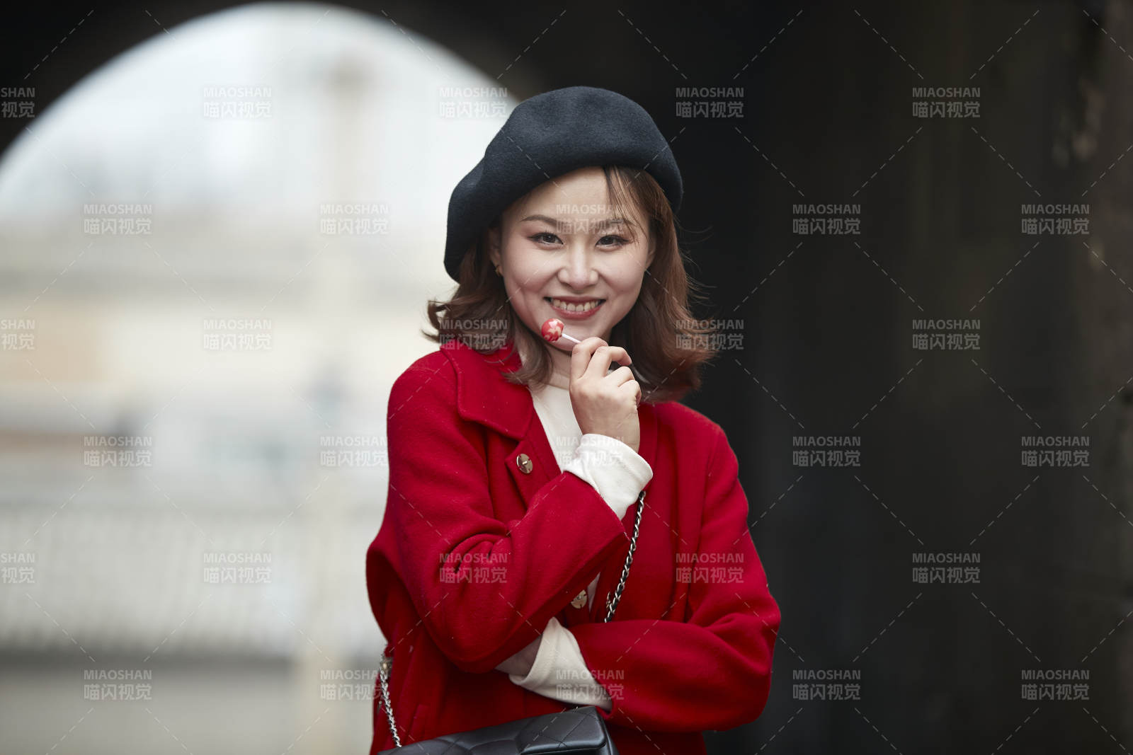 雪后在老街古巷游玩的美麗亞洲少女