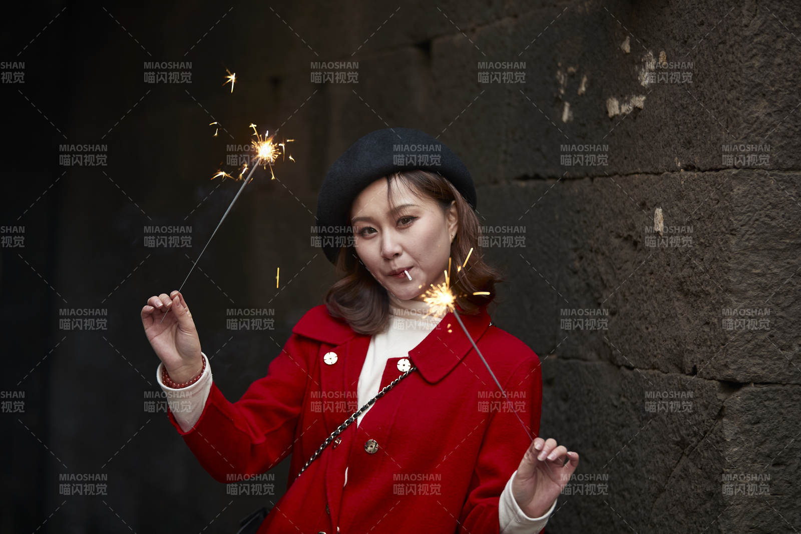 在老街古巷燃放仙女棒的美麗亞洲少女