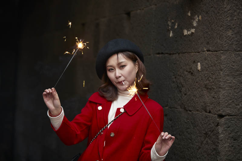在老街古巷燃放仙女棒的美丽亚洲少女