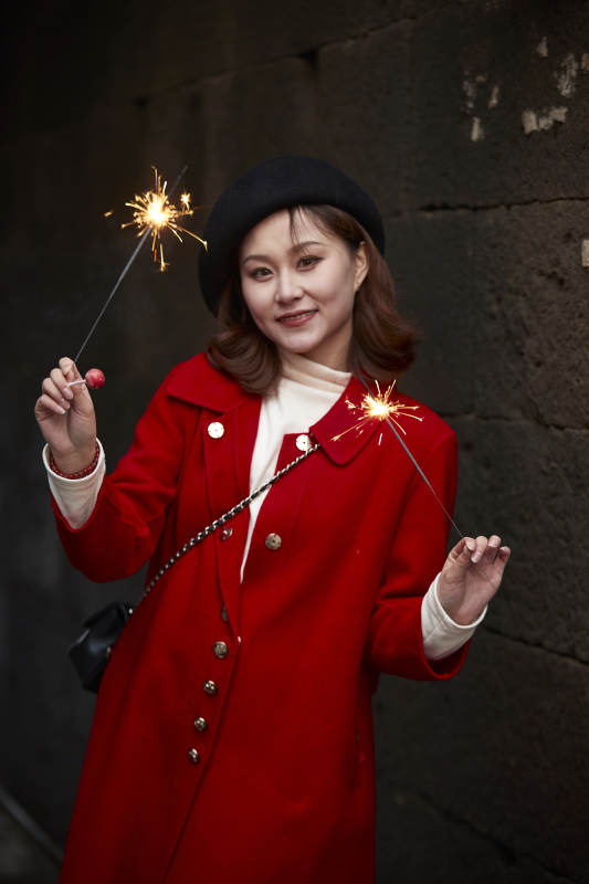 在老街古巷燃放仙女棒的美丽亚洲少女