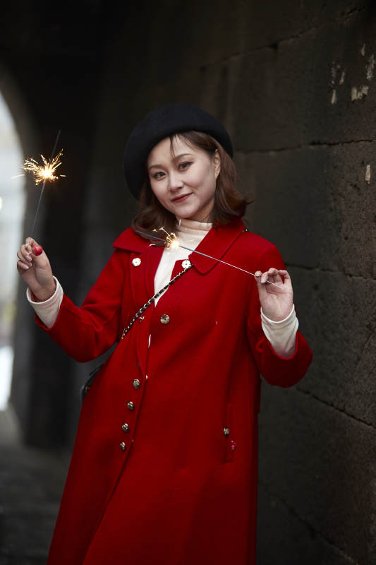 在老街古巷燃放仙女棒的美丽亚洲少女