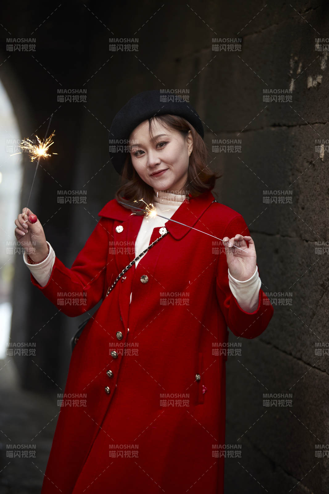 在老街古巷燃放仙女棒的美丽亚洲少女