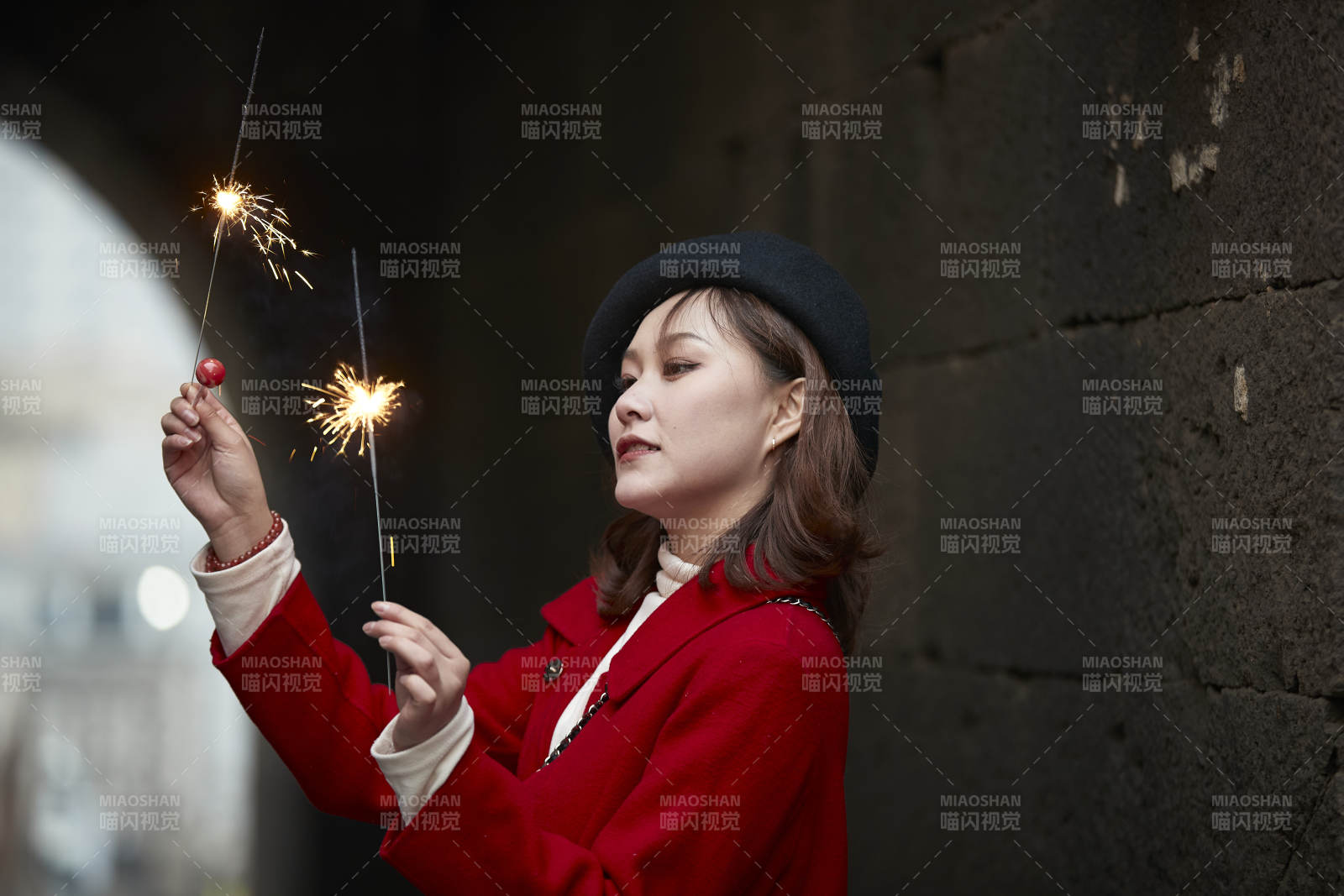 在老街古巷燃放仙女棒的美丽亚洲少女