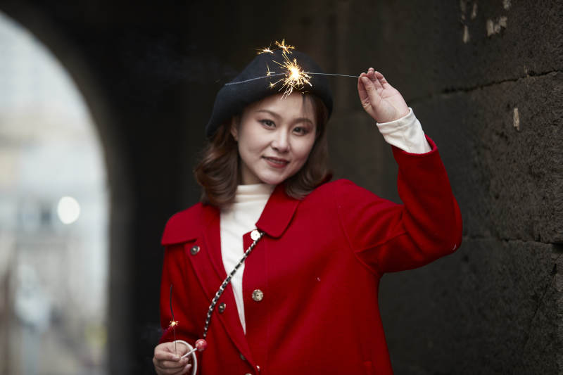 在老街古巷燃放仙女棒的美丽亚洲少女