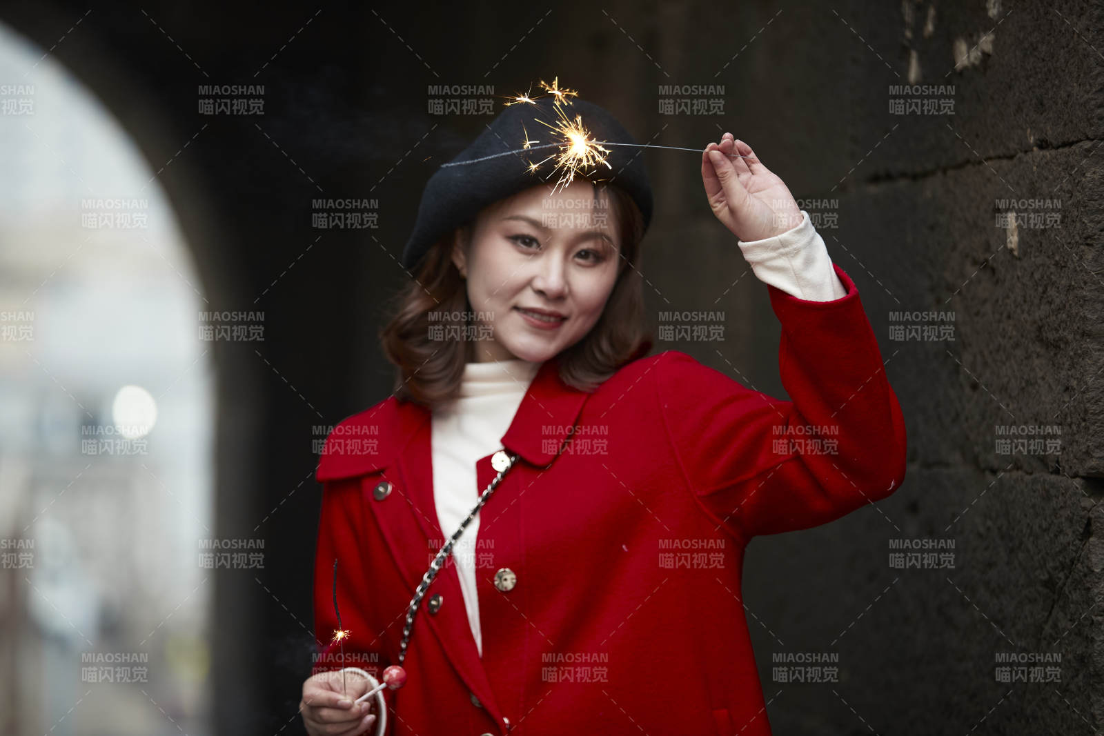 在老街古巷燃放仙女棒的美麗亞洲少女