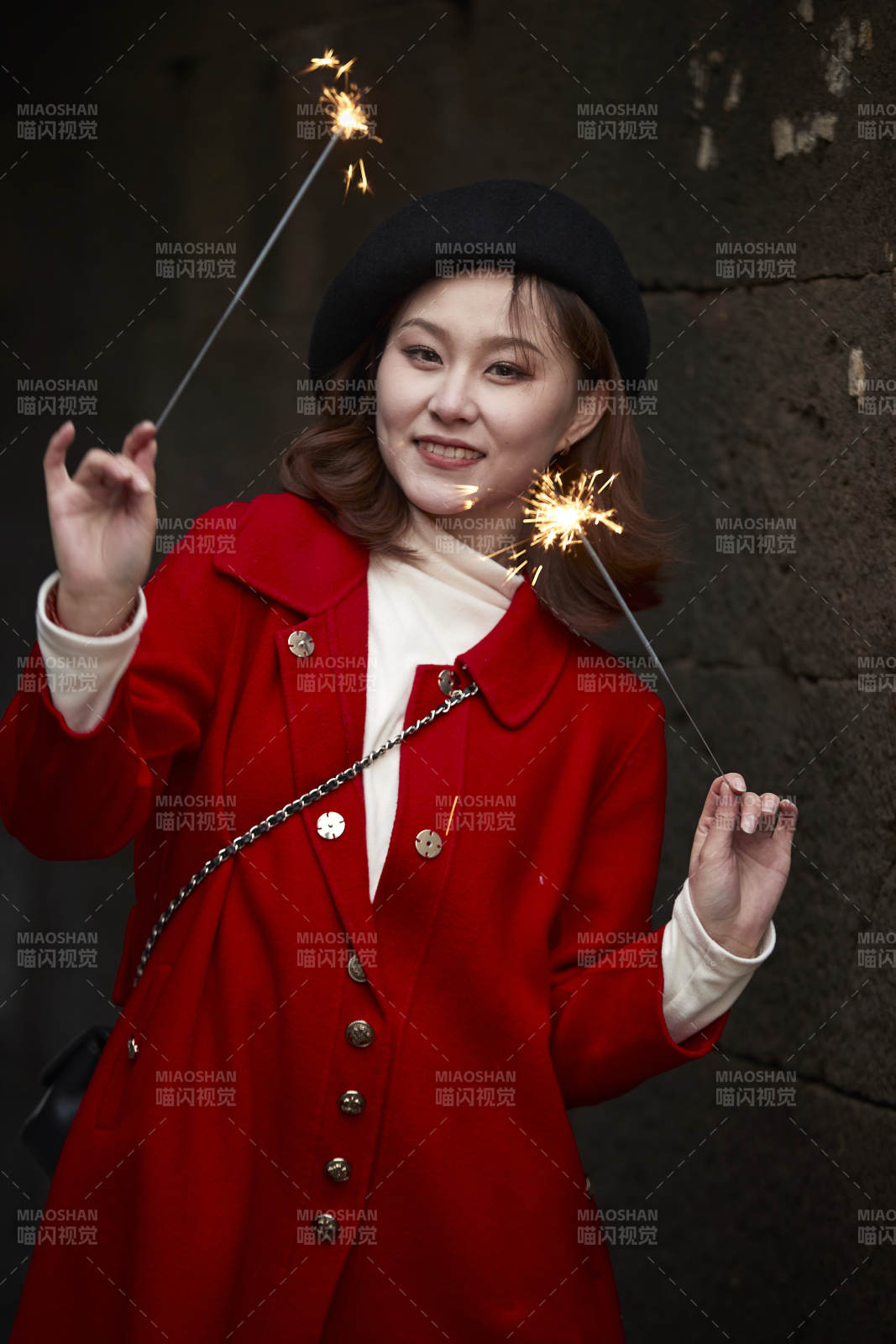 在老街古巷燃放仙女棒的美麗亞洲少女