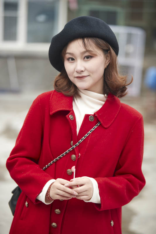 雪后在老街古巷游玩的美丽亚洲少女