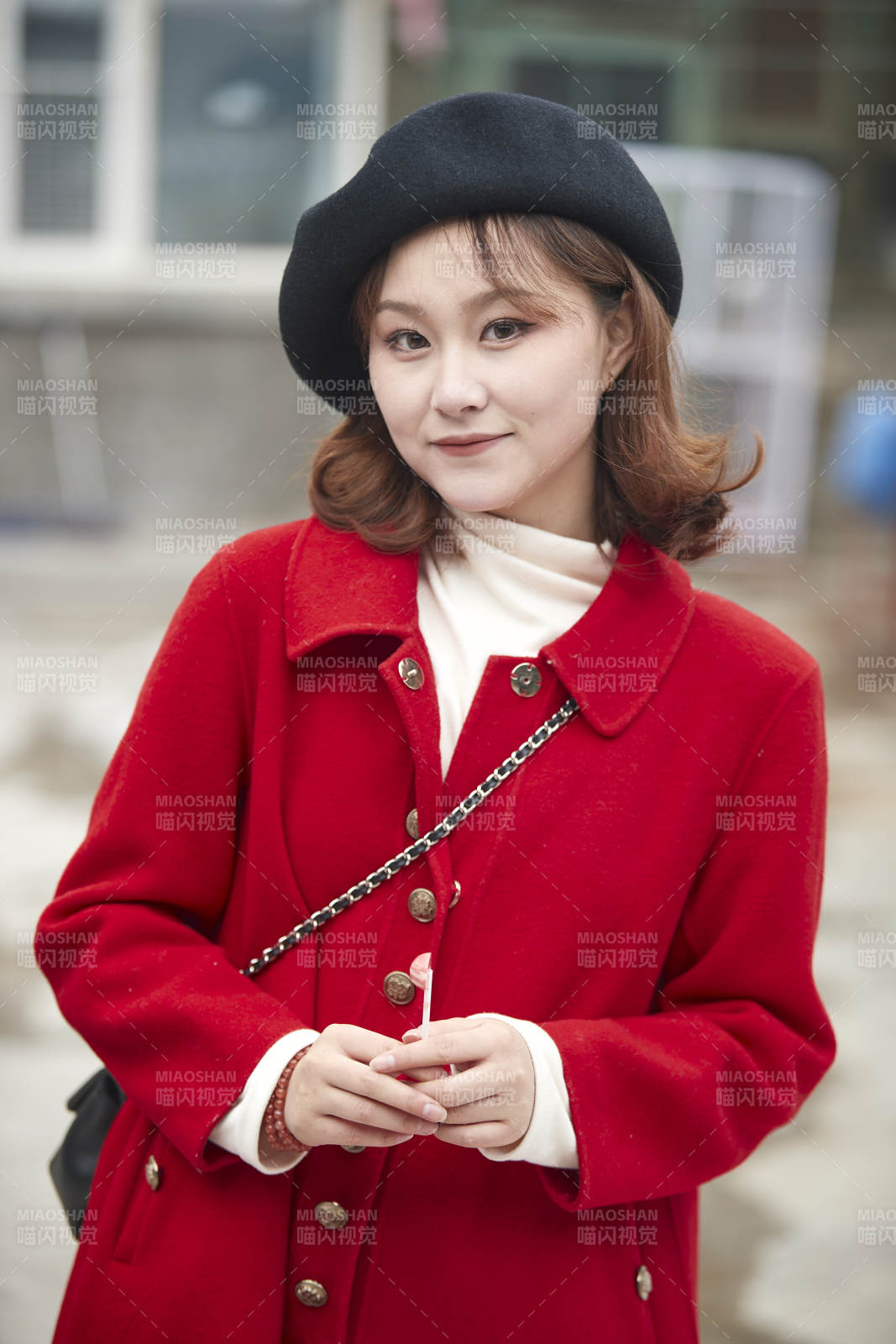 雪后在老街古巷游玩的美丽亚洲少女