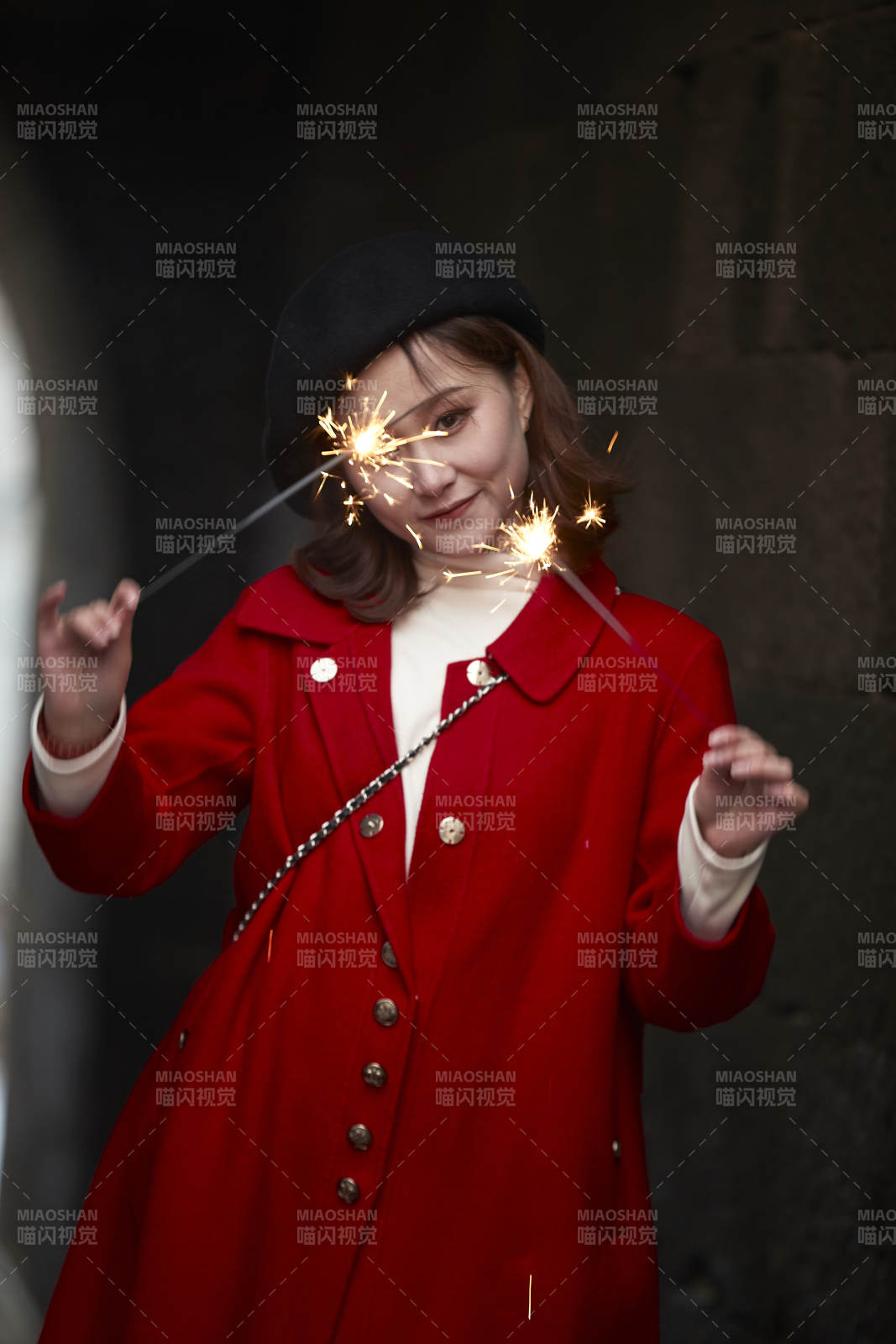 在老街古巷燃放仙女棒的美麗亞洲少女