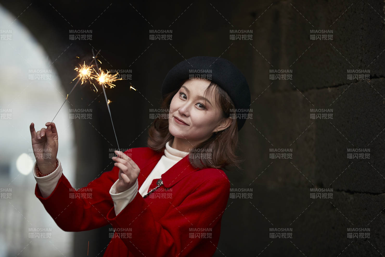 在老街古巷燃放仙女棒的美麗亞洲少女