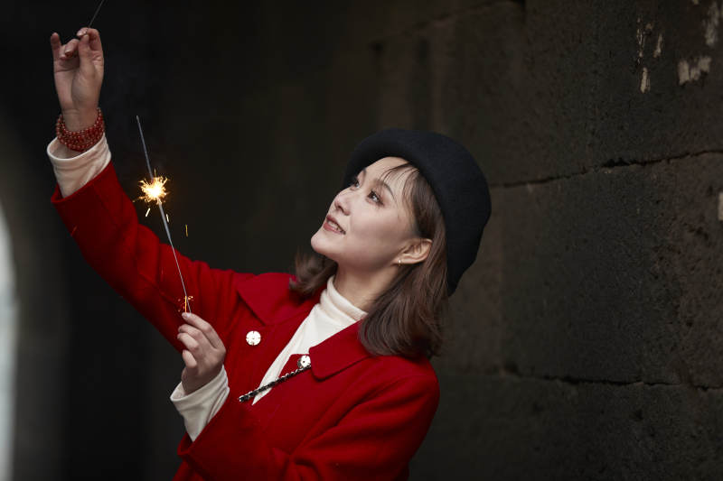 在老街古巷燃放仙女棒的美丽亚洲少女