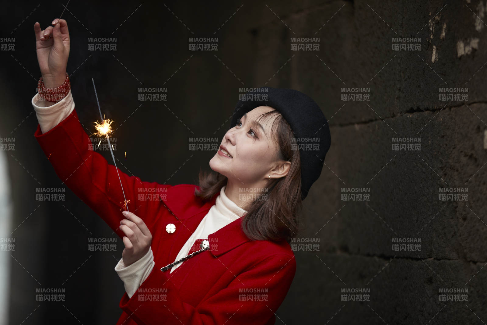 在老街古巷燃放仙女棒的美丽亚洲少女