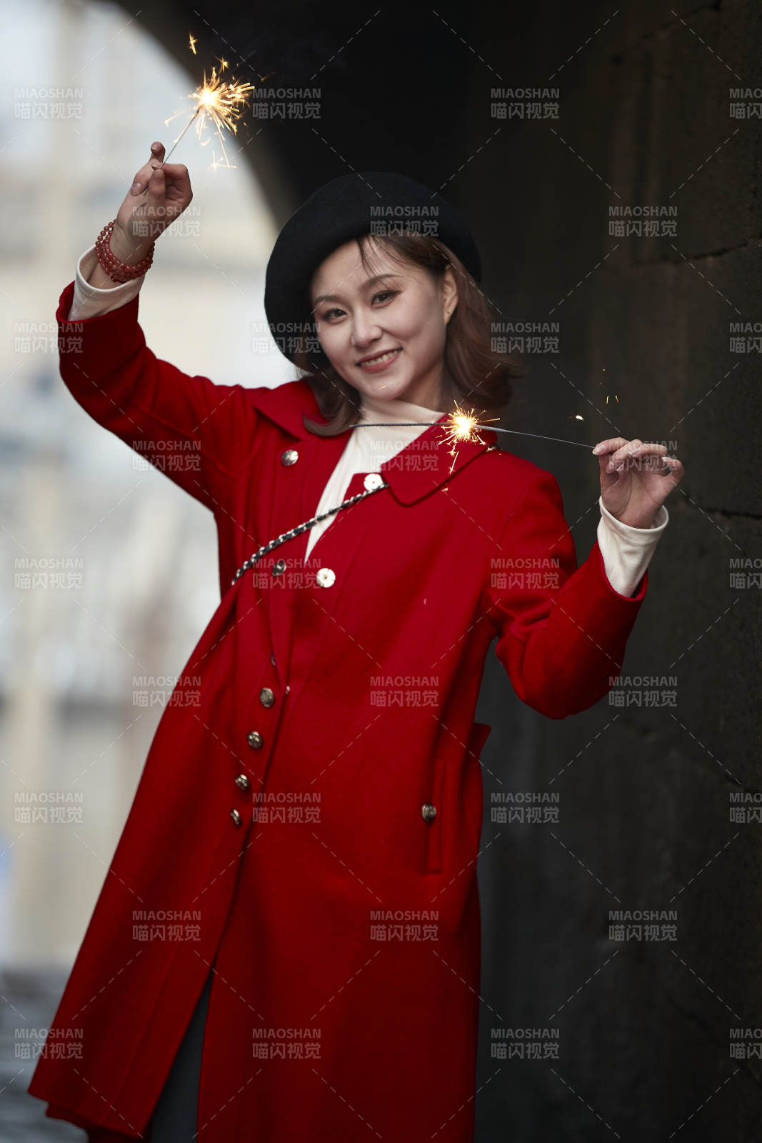 在老街古巷燃放仙女棒的美麗亞洲少女