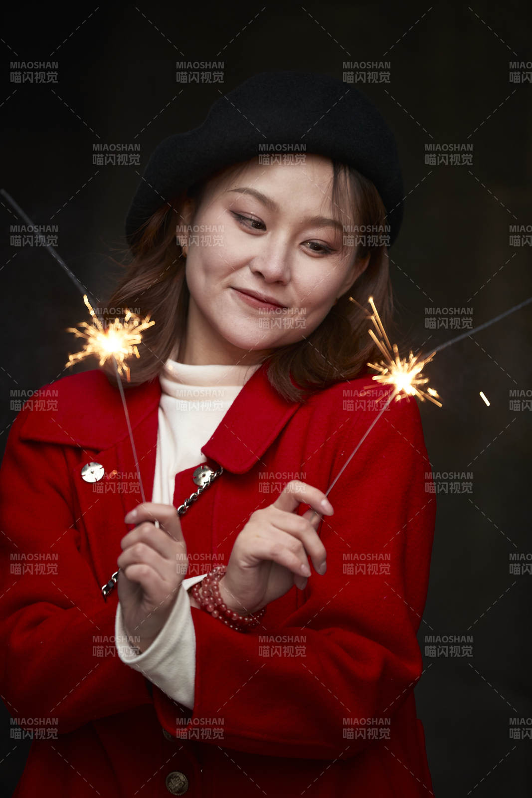 在老街古巷燃放仙女棒的美丽亚洲少女