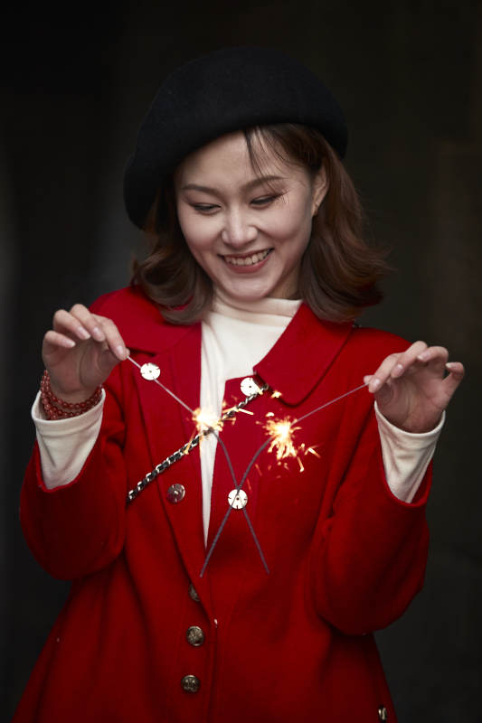 在老街古巷燃放仙女棒的美丽亚洲少女