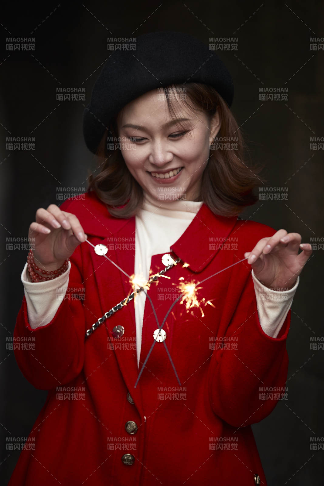 在老街古巷燃放仙女棒的美丽亚洲少女