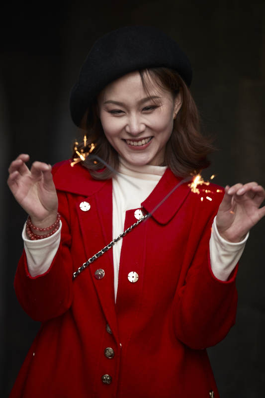 在老街古巷燃放仙女棒的美丽亚洲少女