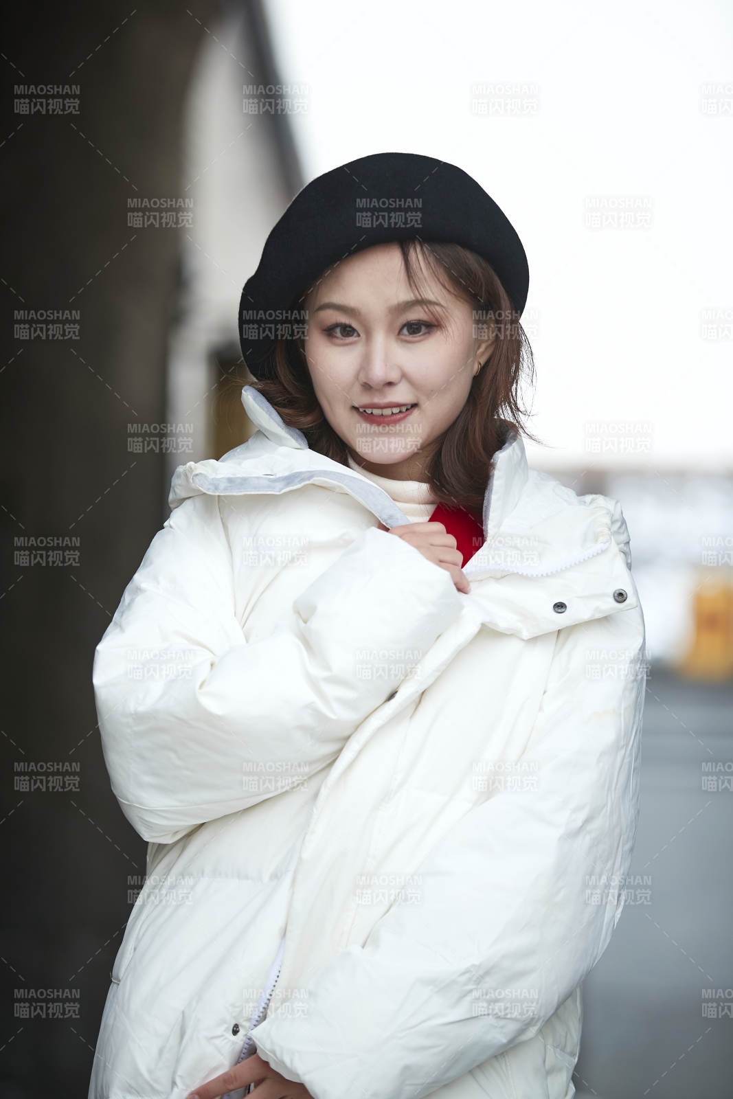 雪后在老街古巷游玩的美麗亞洲少女