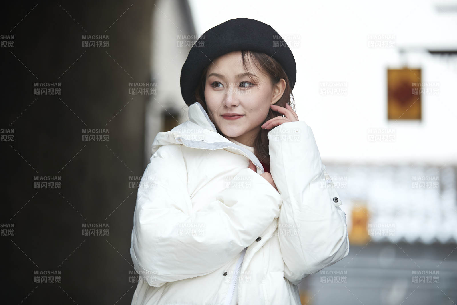 雪后在老街古巷游玩的美麗亞洲少女