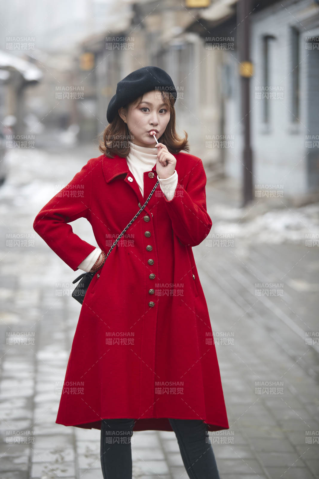 雪后在老街古巷游玩的美麗亞洲少女