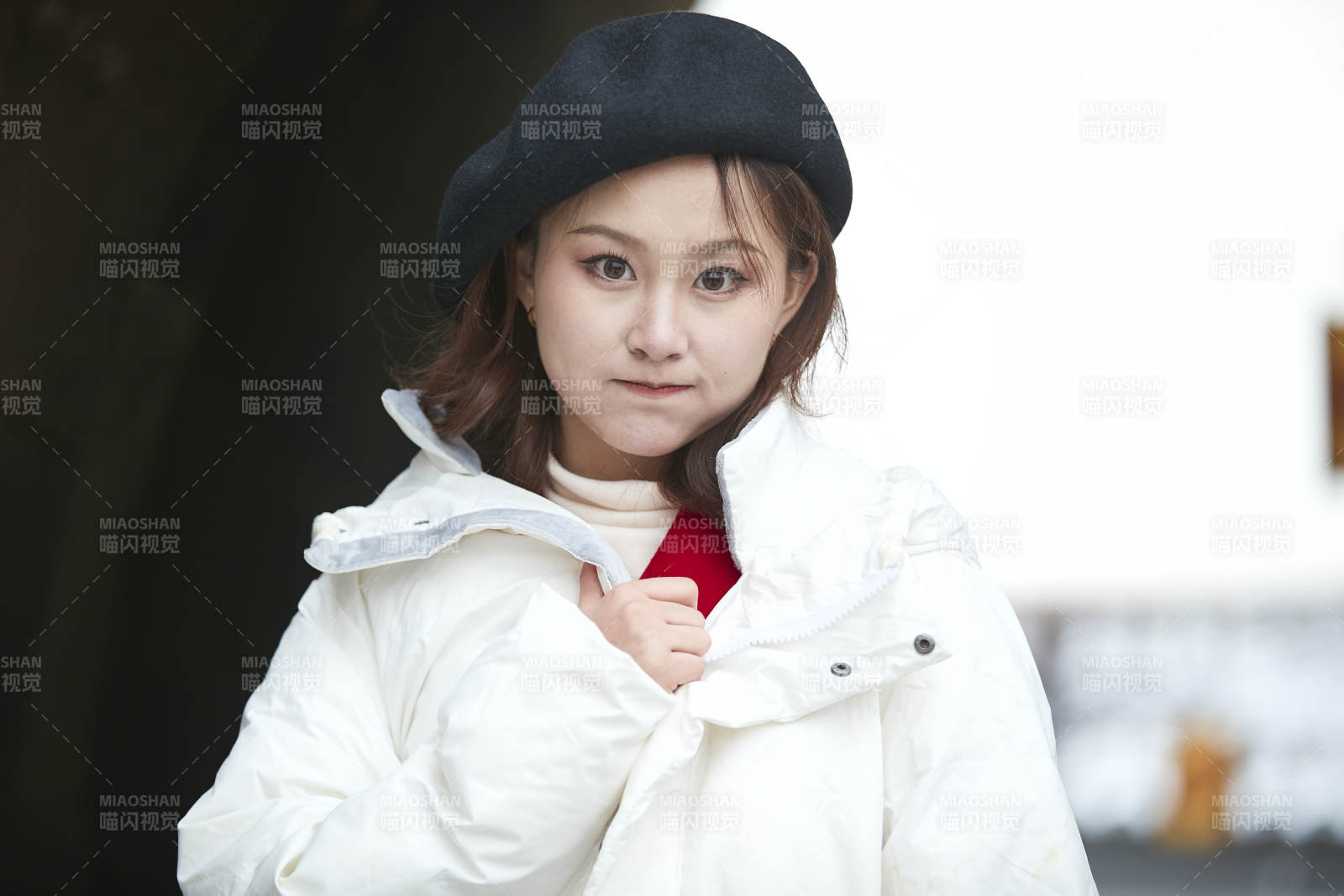 雪后在老街古巷游玩的美麗亞洲少女