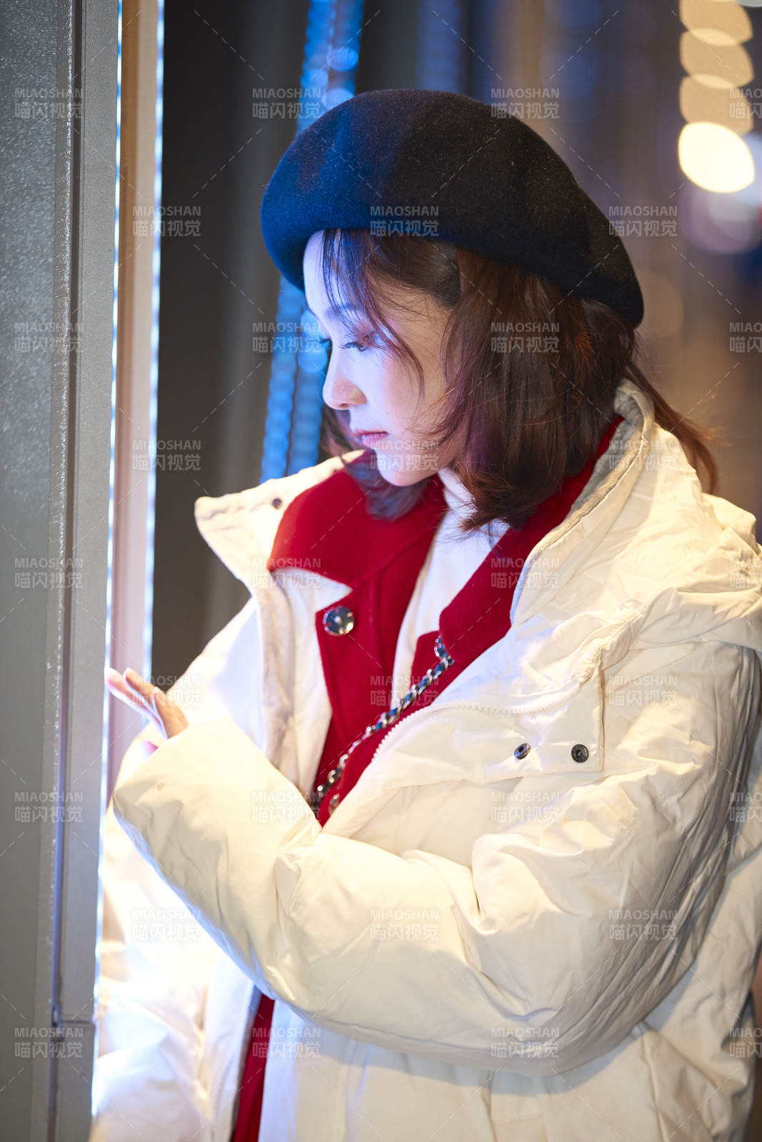 夜晚在繁華燈火的街頭拍照的亞洲少女