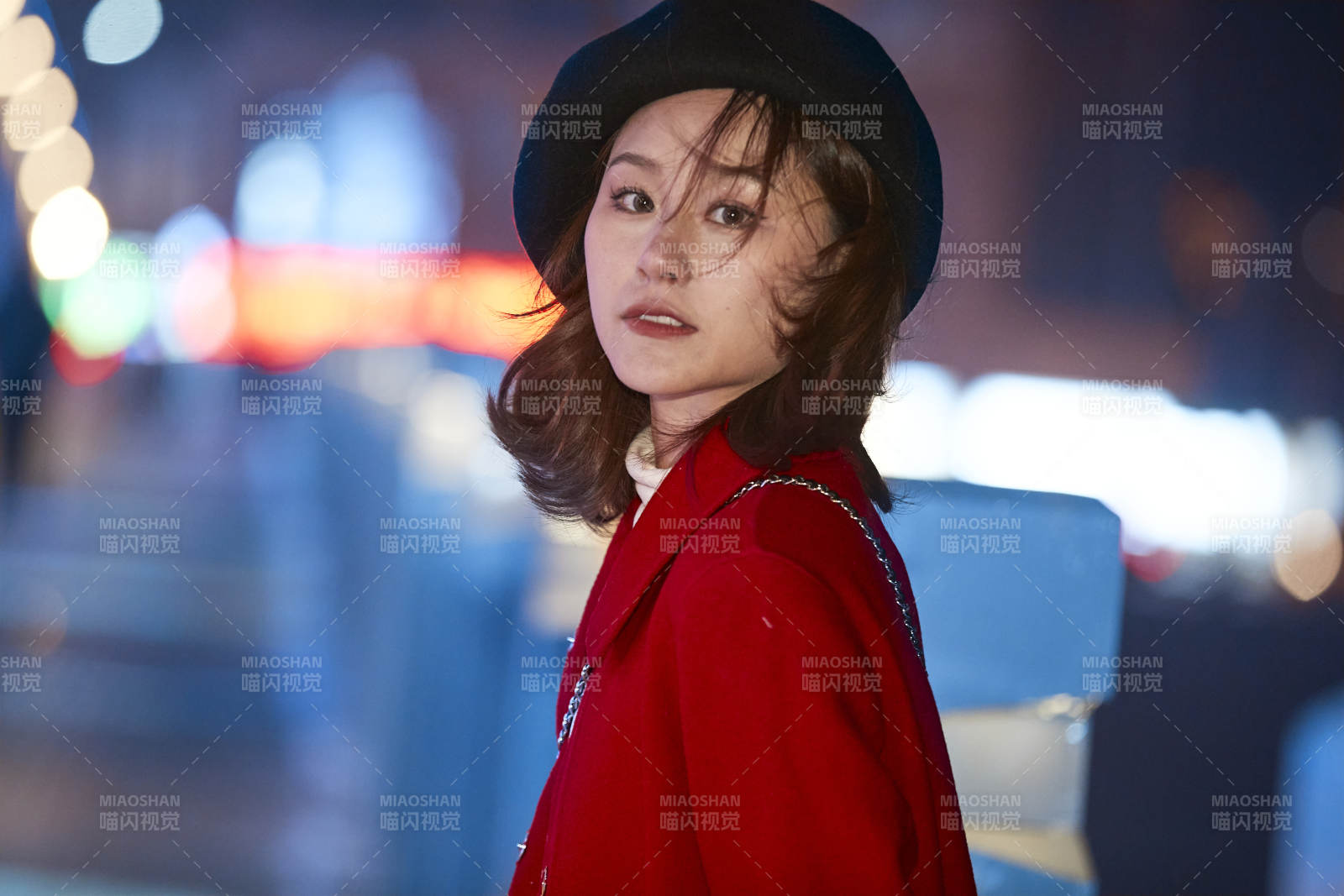 夜晚在繁華燈火的街頭拍照的亞洲少女