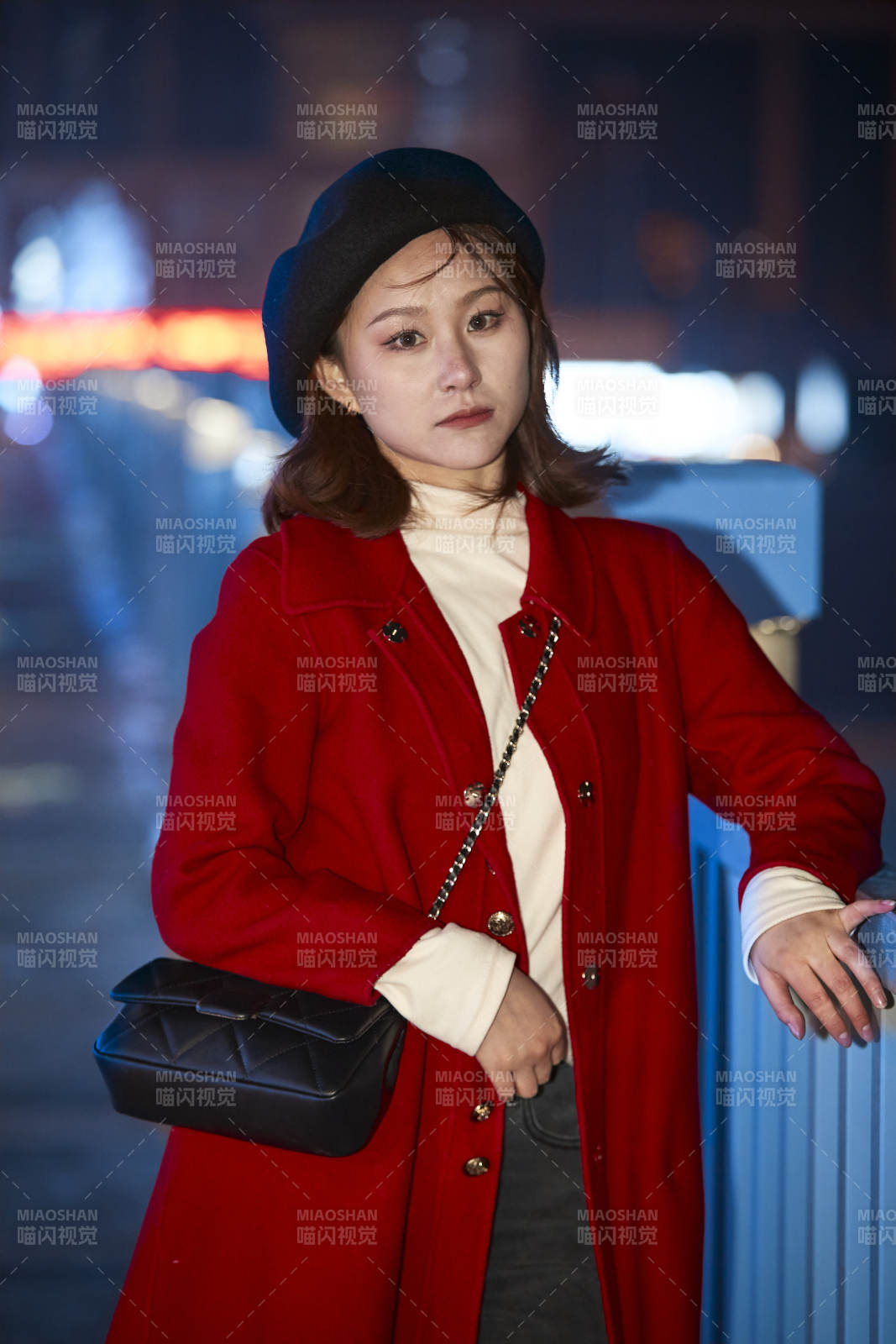 夜晚在繁華燈火的街頭拍照的亞洲少女